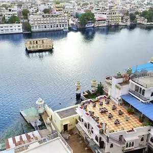 3* Hotel Devraj Niwas On Pichola